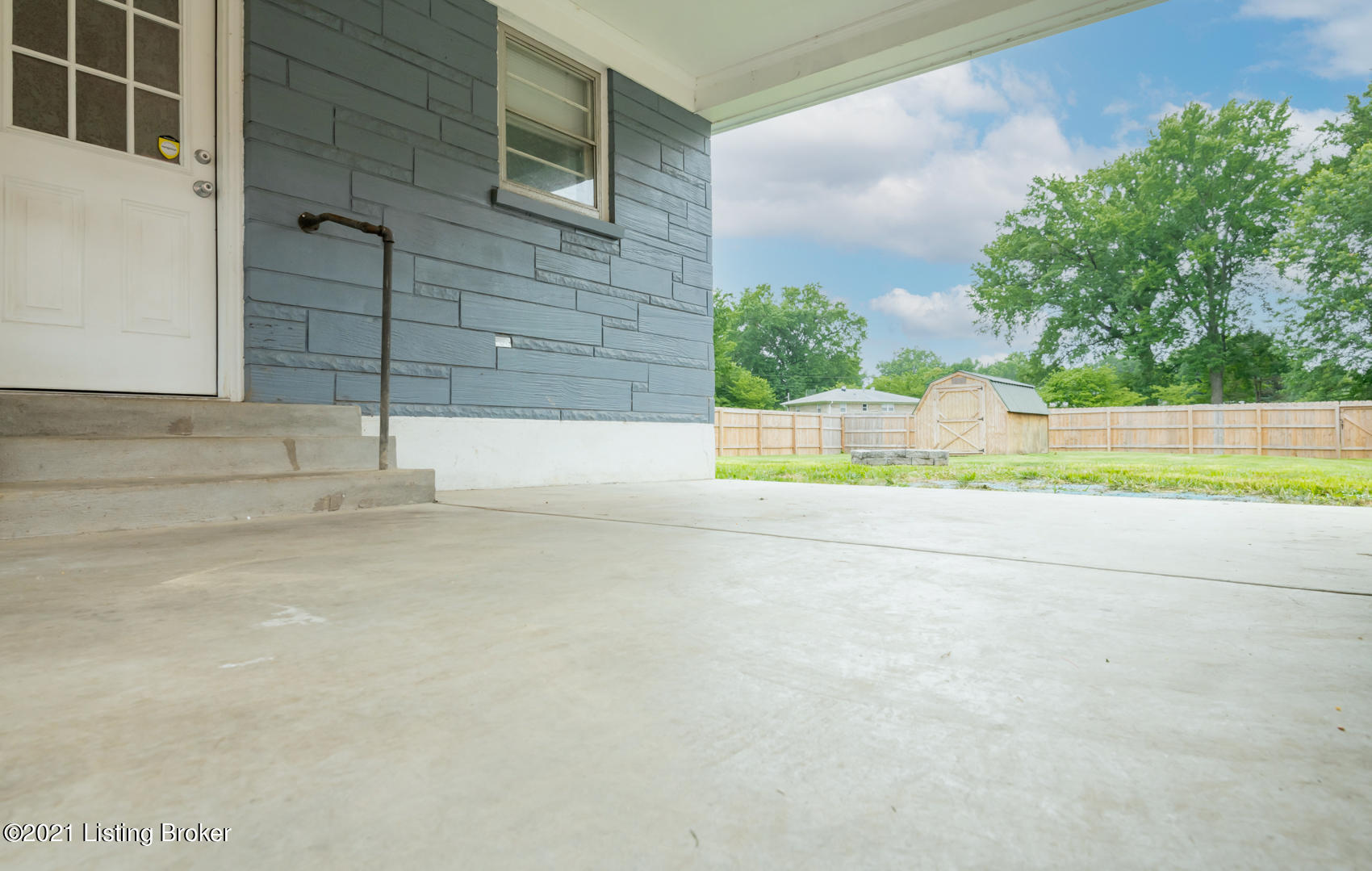 1927 Lynn Lea Road Louisville, KY 40216 - Photo 6 of 35 1927-106