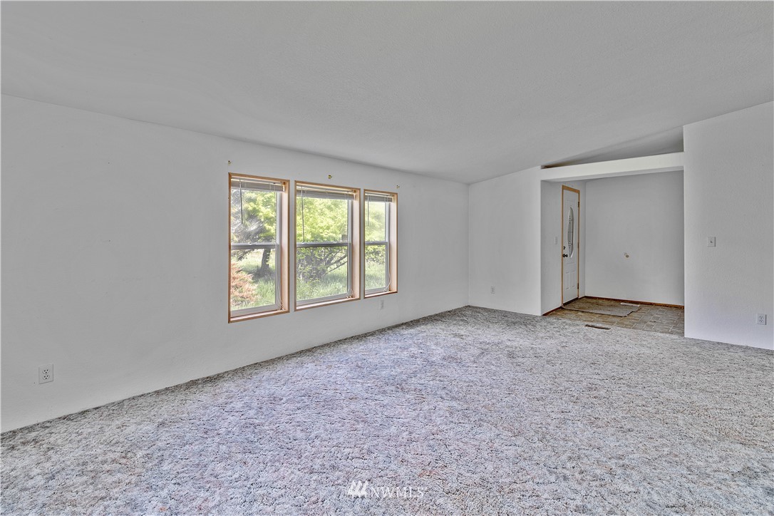 440 Kirkland Road Chehalis, WA 98532 - Photo 14 of 36 an empty room with a window
