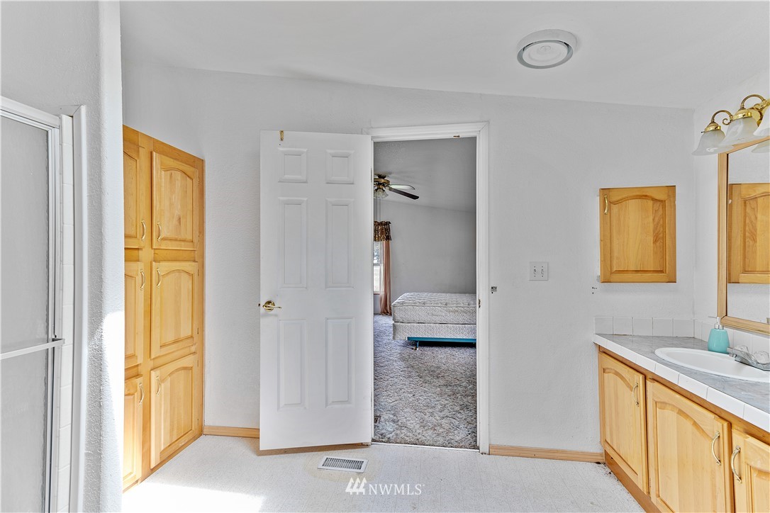 440 Kirkland Road Chehalis, WA 98532 - Photo 20 of 36 a view of a bathroom from a hallway
