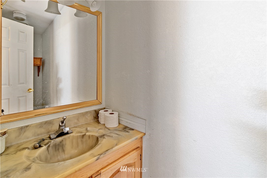 440 Kirkland Road Chehalis, WA 98532 - Photo 22 of 36 a bathroom with a sink and a mirror