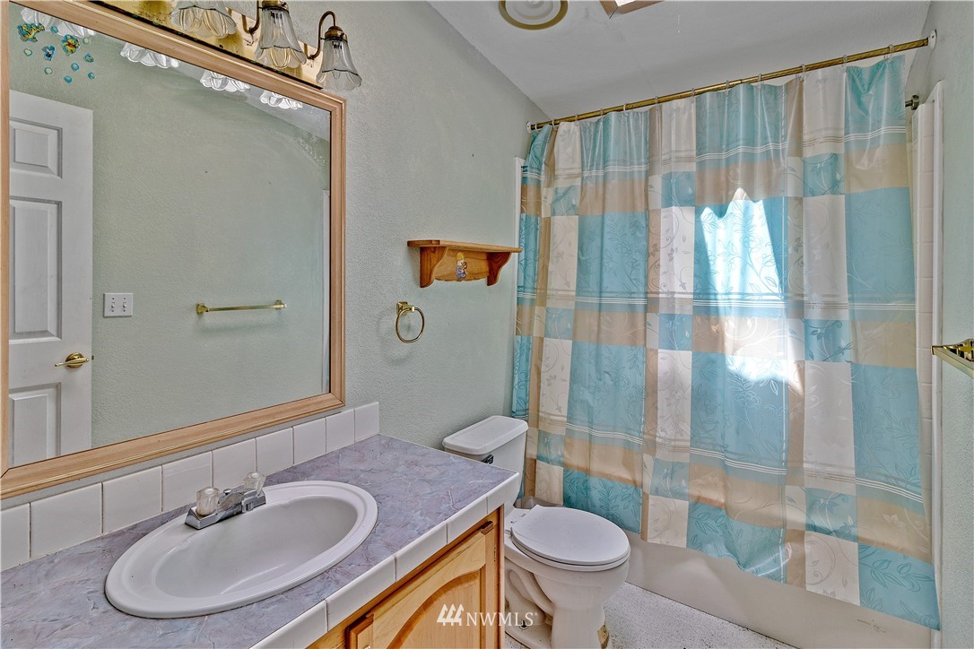 440 Kirkland Road Chehalis, WA 98532 - Photo 26 of 36 a bathroom with a sink toilet a mirror and shower