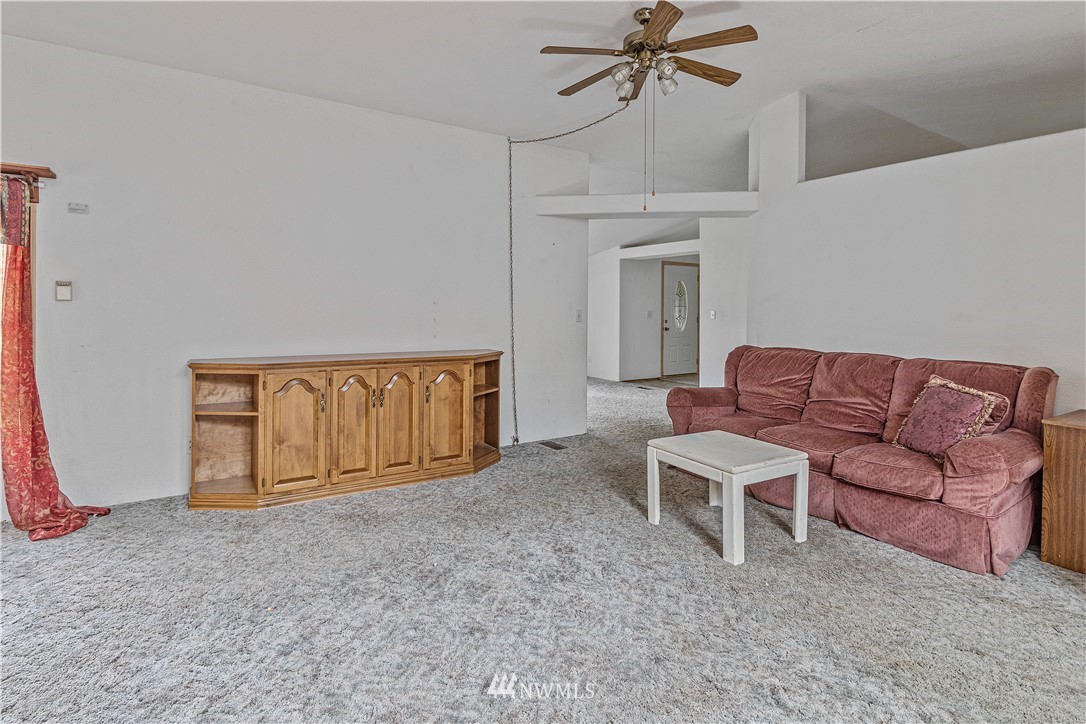 440 Kirkland Road Chehalis, WA 98532 - Photo 8 of 36 a living room with furniture a ceiling fan and a rug