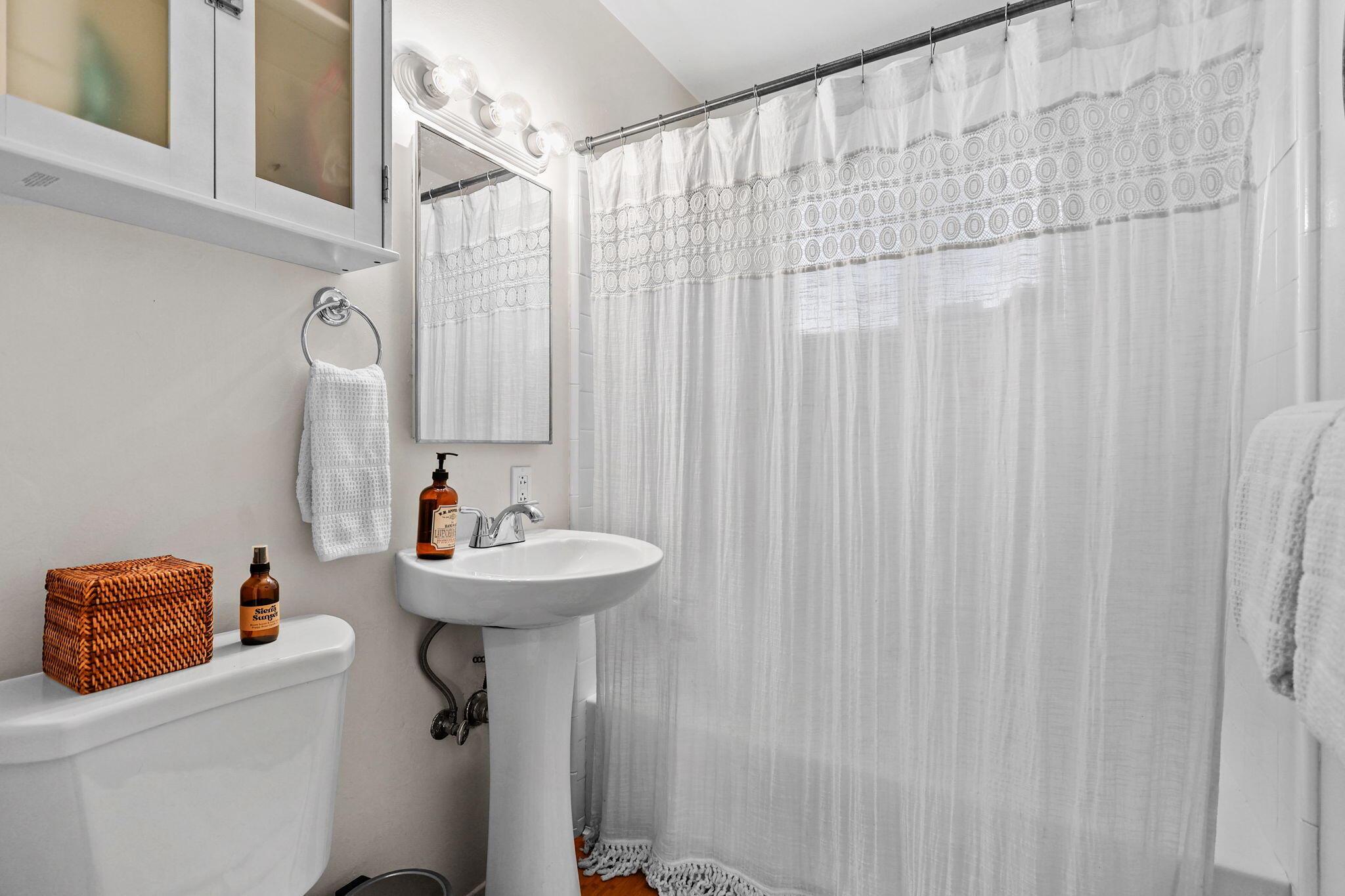 2893 Alfreda Way Redding, CA 96002 - Photo 15 of 22 Bathroom