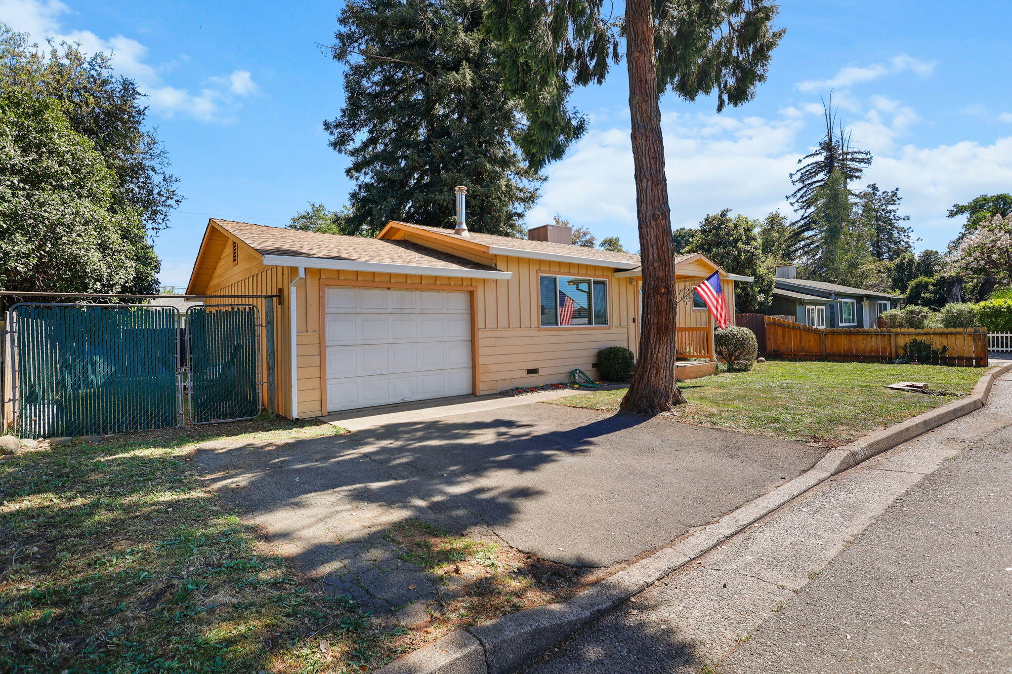 2893 Alfreda Way Redding, CA 96002 - Photo 22 of 22 Single Car Garage