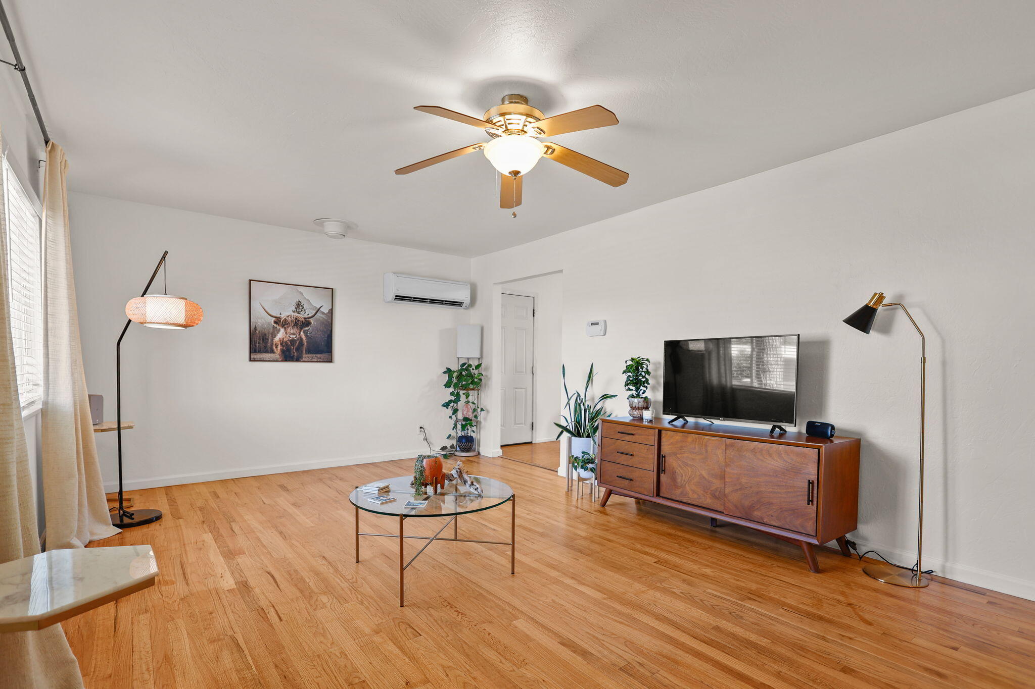 2893 Alfreda Way Redding, CA 96002 - Photo 4 of 22 Living Room