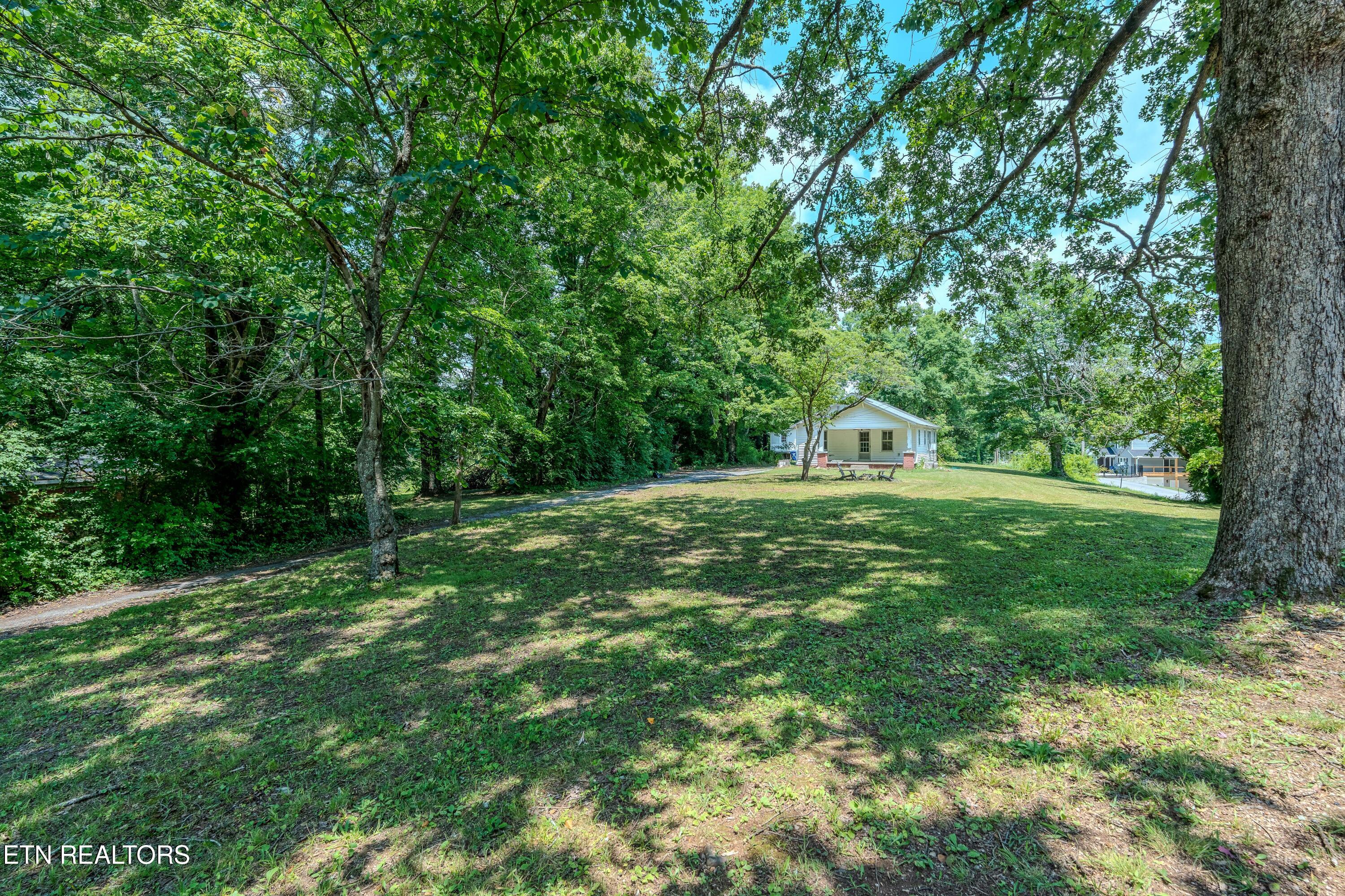 323 Lee Road Clinton, TN 37716 - Photo 3 of 28 323LeeRd-3