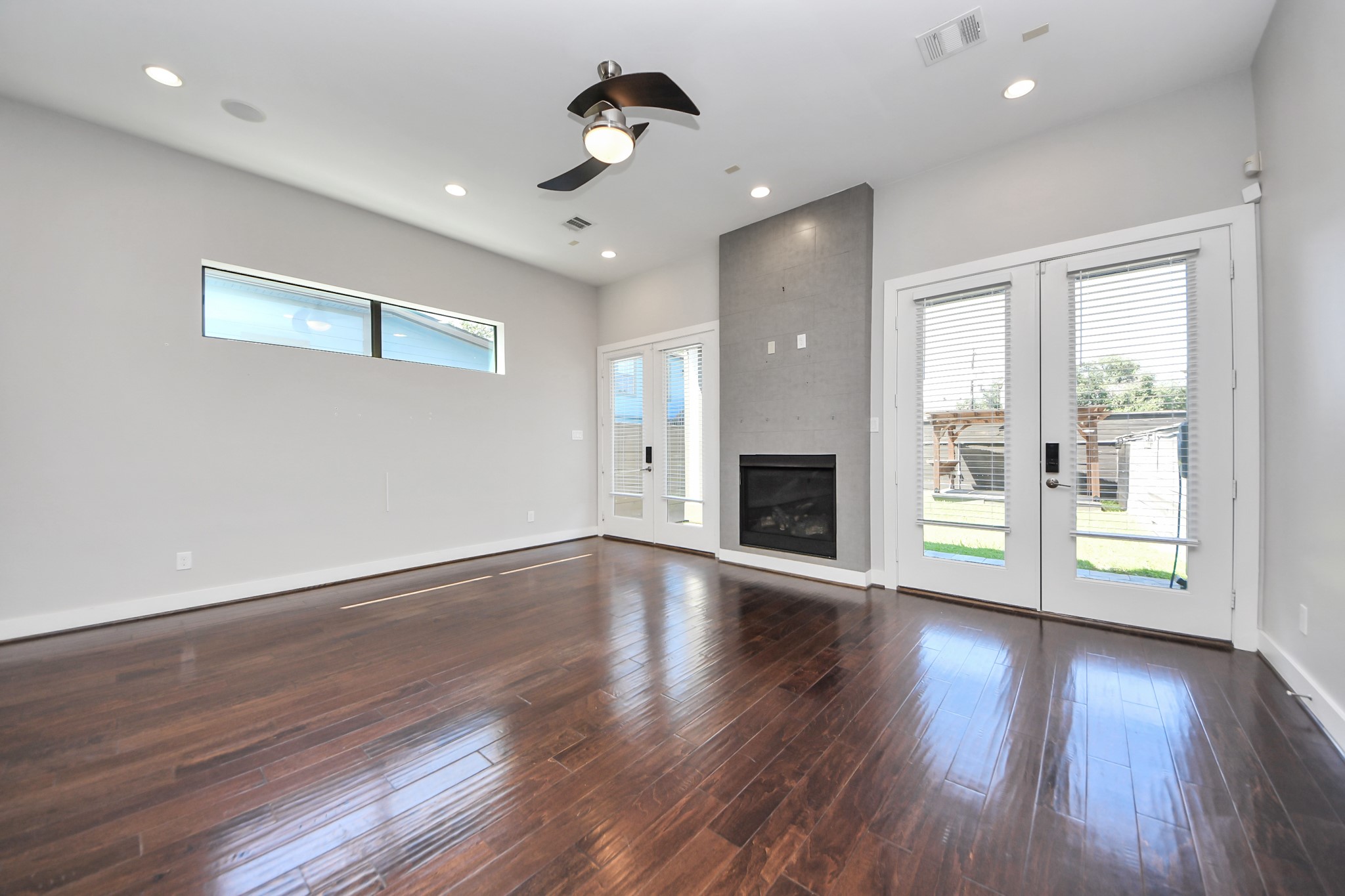 2310 Converse Street Houston, TX 77006 - Photo 14 of 42 The gas fireplace is a nice touch.