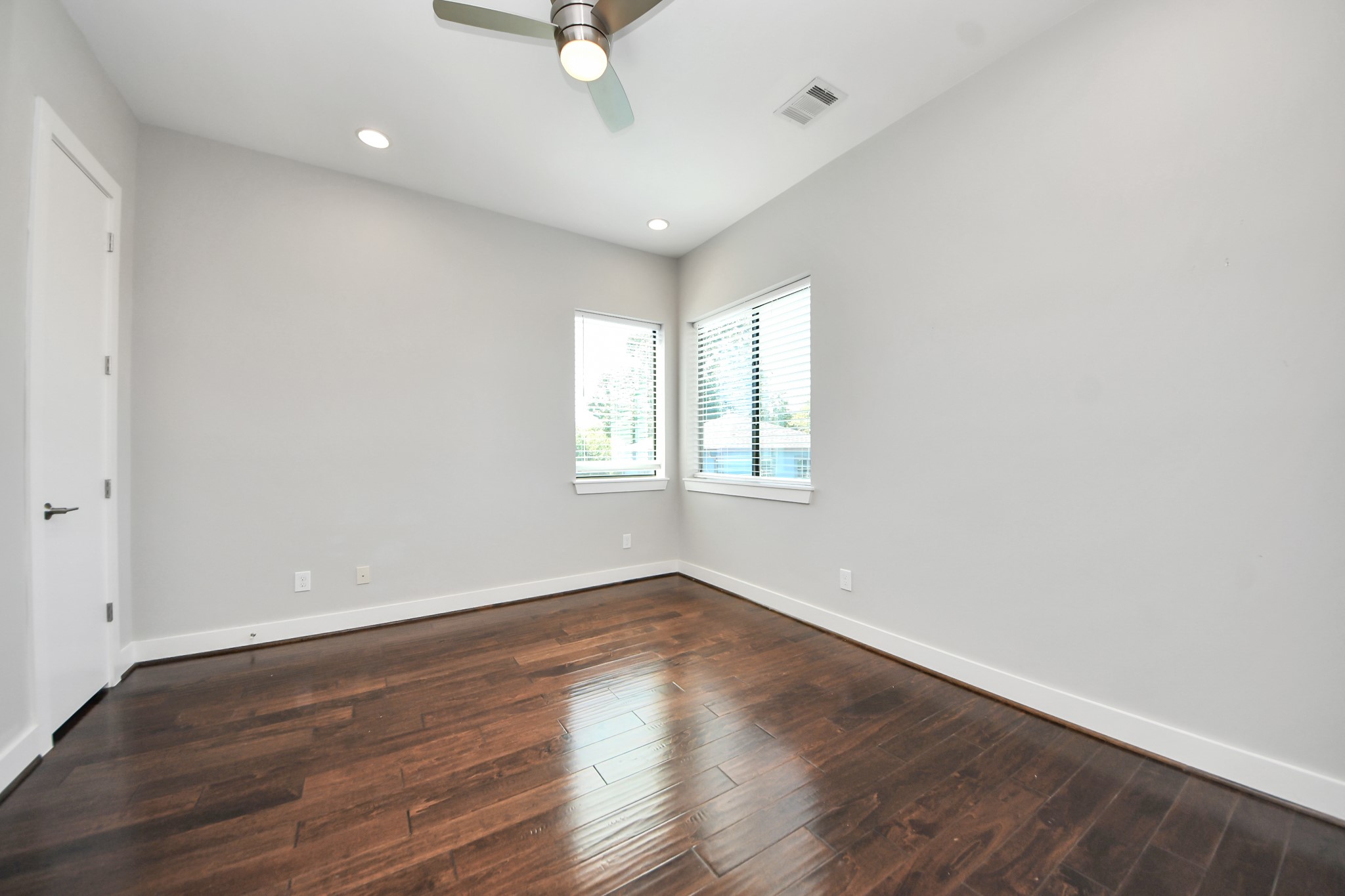 2310 Converse Street Houston, TX 77006 - Photo 29 of 42 Secondary bedroom 1 is on the 2nd floor as well with it's own bathroom.
