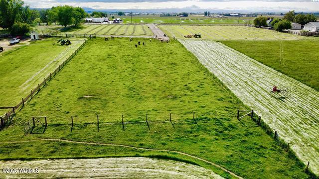 a view of an outdoor space