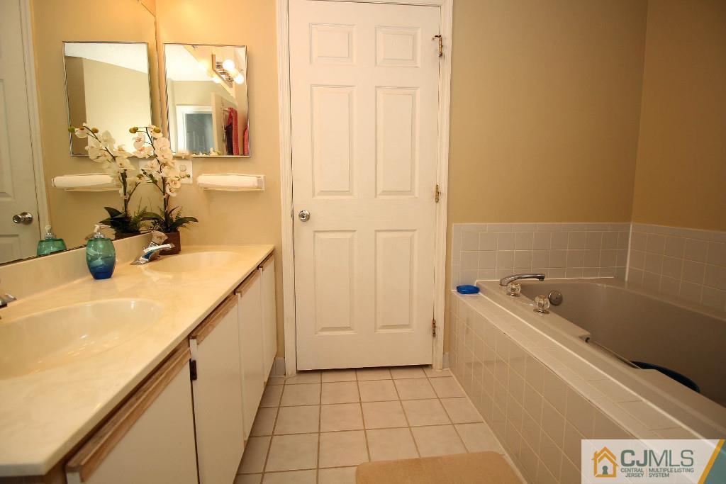 37 Inverness Drive Edison, NJ 08820 - Photo 19 of 25 a bathroom with a tub sink and mirror