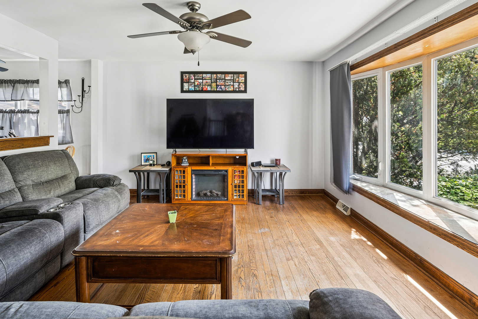 8330 Gross Point Road Morton Grove, IL 60053 - Photo 3 of 22 a living room with furniture and a flat screen tv