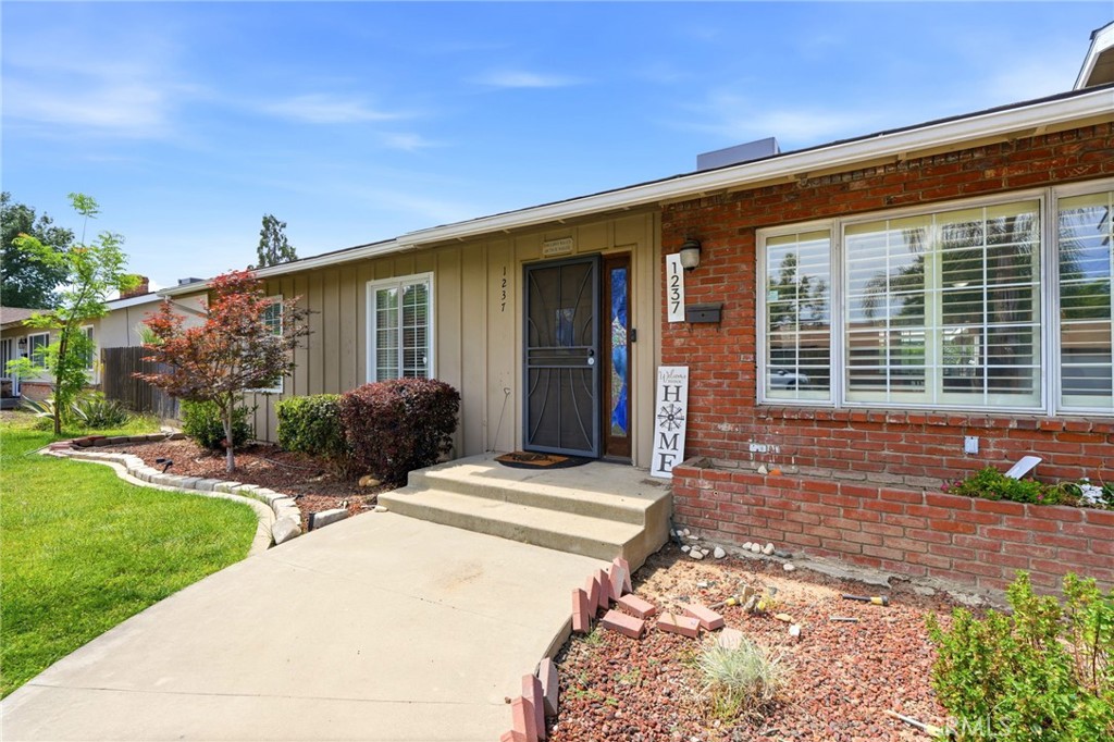 1237 South Clover Street Visalia, CA 93277 - Photo 4 of 30 a front view of a house with a yard