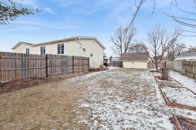 $389,999 | 341 Woodlyn Drive, Aurora, IL 60505