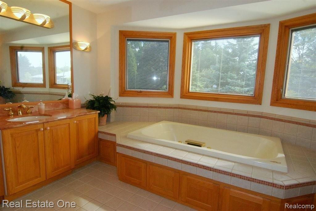 644 Rudgate Road Bloomfield Hills, MI 48304 - Photo 17 of 43 master bath.JPG