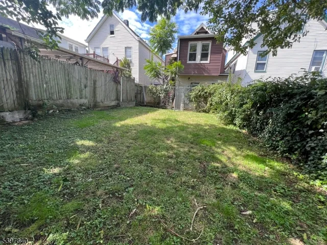 a view of a back yard
