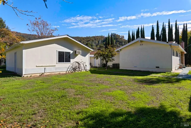 a view of a backyard