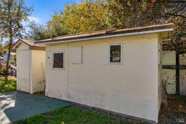 a view of a backyard