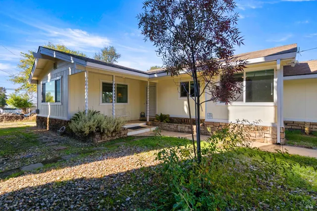 a view of a back yard of the house