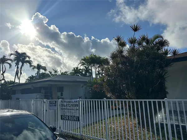 a view of a backyard