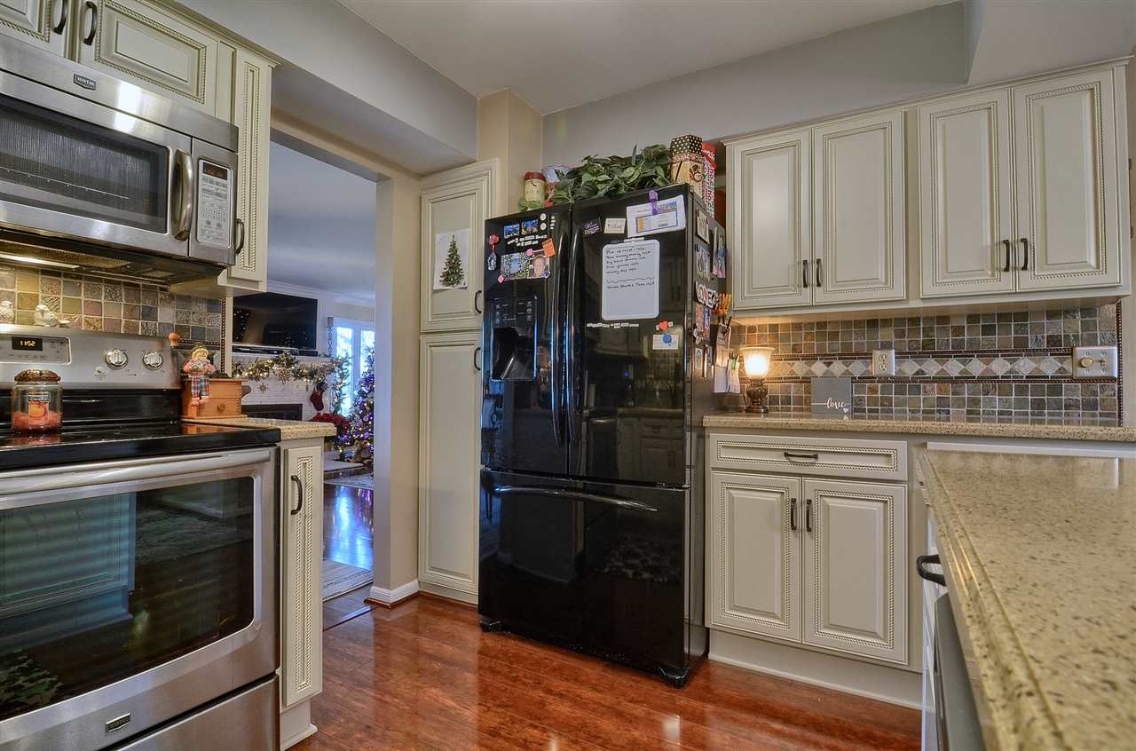 954 Golfview Court Rochester, MI 48307 - Photo 12 of 32 Kitchen 3rd View