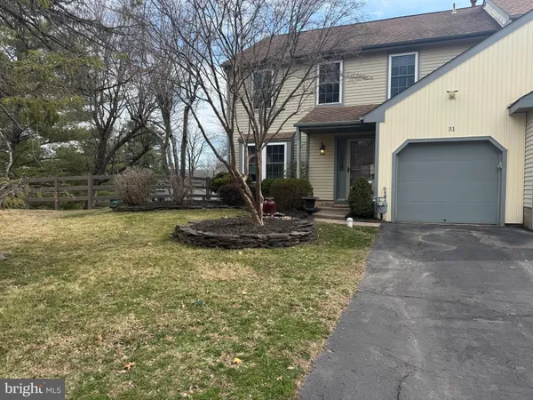 a view of a house with backyard and trees
