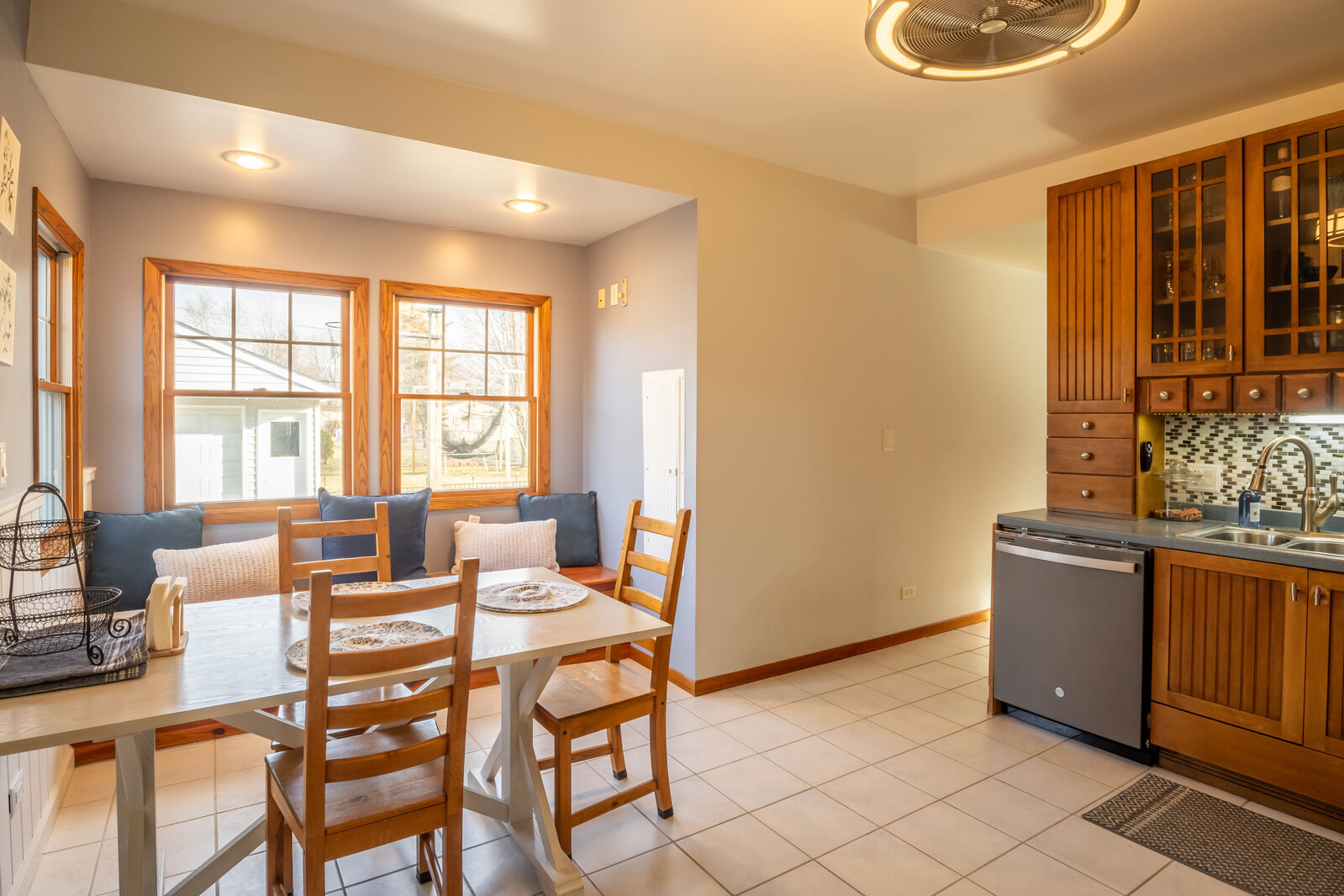 2306 Jay Lane Rolling Meadows, IL 60008 - Photo 4 of 30 a dining room with furniture and window