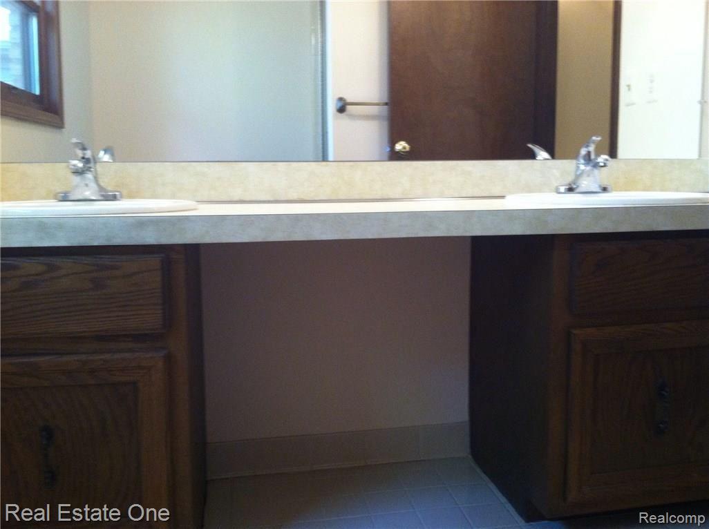 404 Lake Forest Road Rochester, MI 48309 - Photo 18 of 35 Double sink in master bath