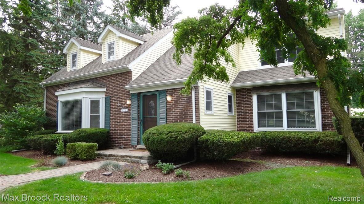 2750 Mohawk Lane Rochester, MI 48306 - Photo 3 of 32 There's nothing cookie cutter about this one!