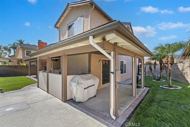 a view of a house with backyard