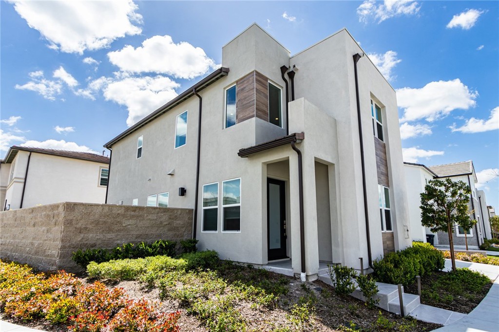 260 Holliston Lake Forest, CA 92630 - Photo 5 of 63 a front view of a house with garden