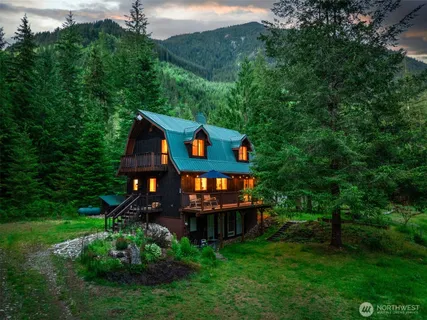 a view of a back yard