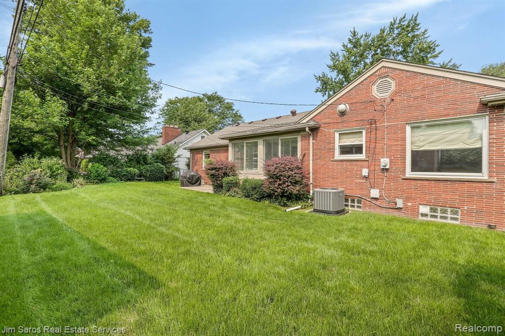 1081 Torrey Road Grosse Pointe Woods, MI 48236 - Photo 21 of 22