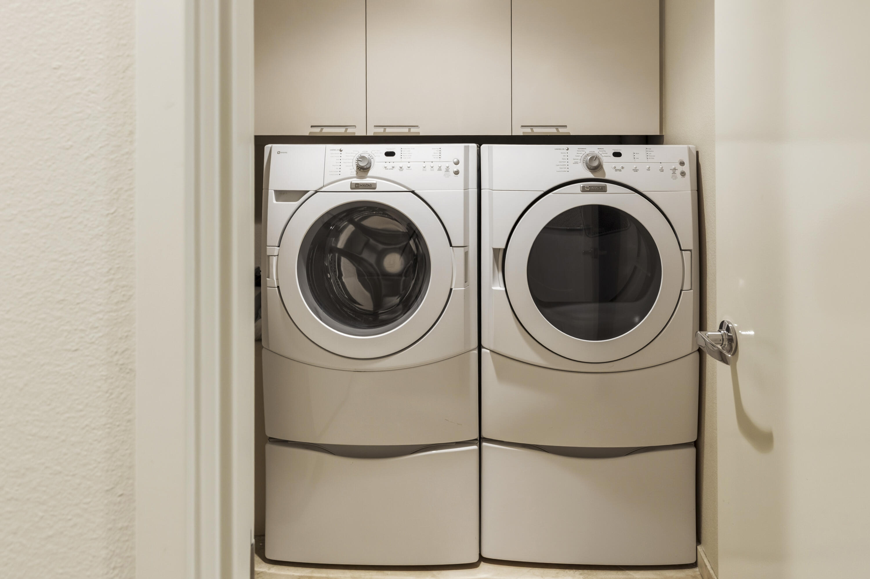 899 Island Drive, Unit 402 Rancho Mirage, CA 92270 - Photo 25 of 40 a close up view of a washer and dryer