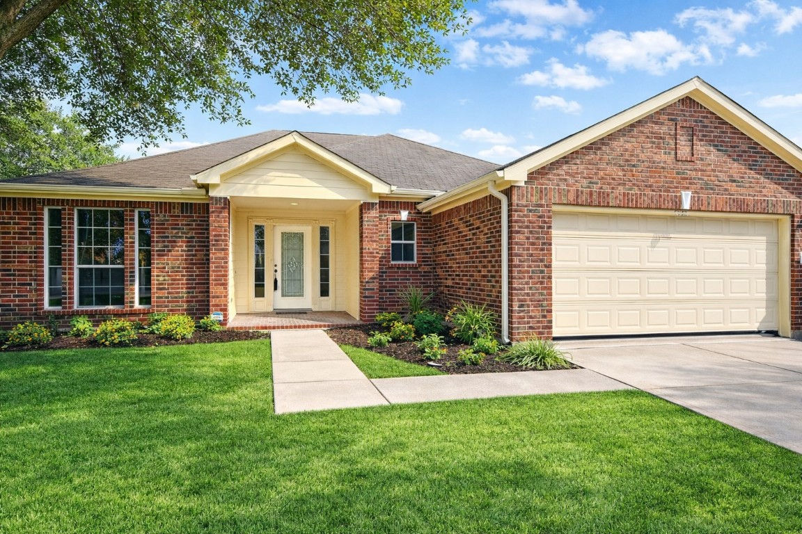 a view of a house with a yard