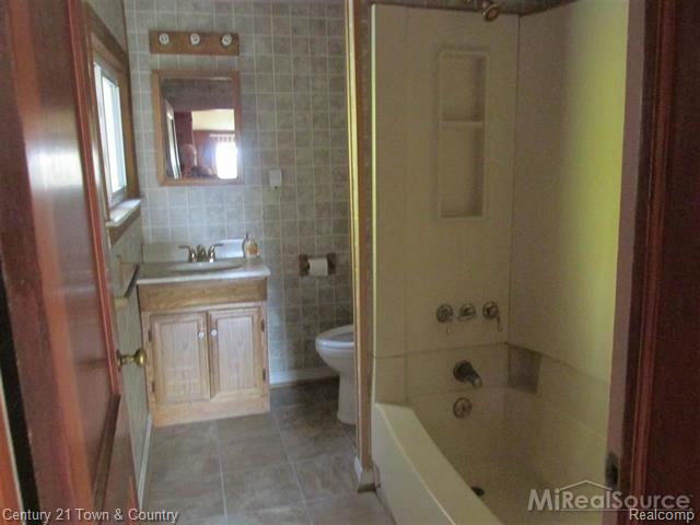 1731 East Gunn Road Rochester, MI 48306 - Photo 8 of 13 8.JPG