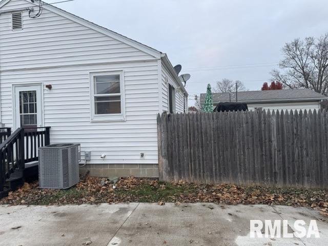 345 North 11th Avenue Canton, IL 61520 - Photo 3 of 19