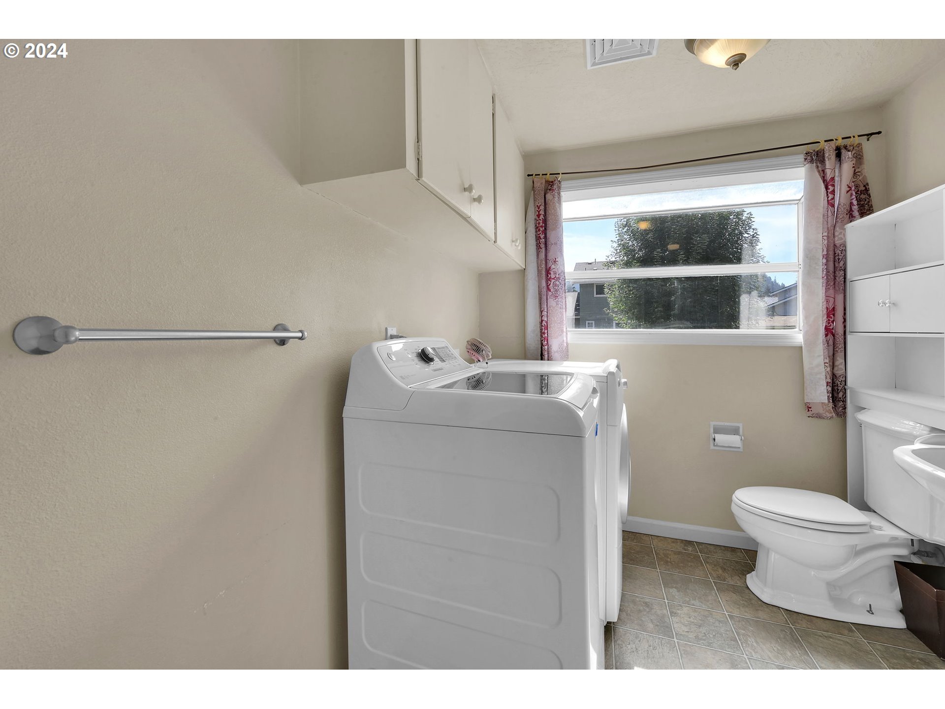 750 66th Street Springfield, OR 97478 - Photo 22 of 41 a utility room with dryer and washer