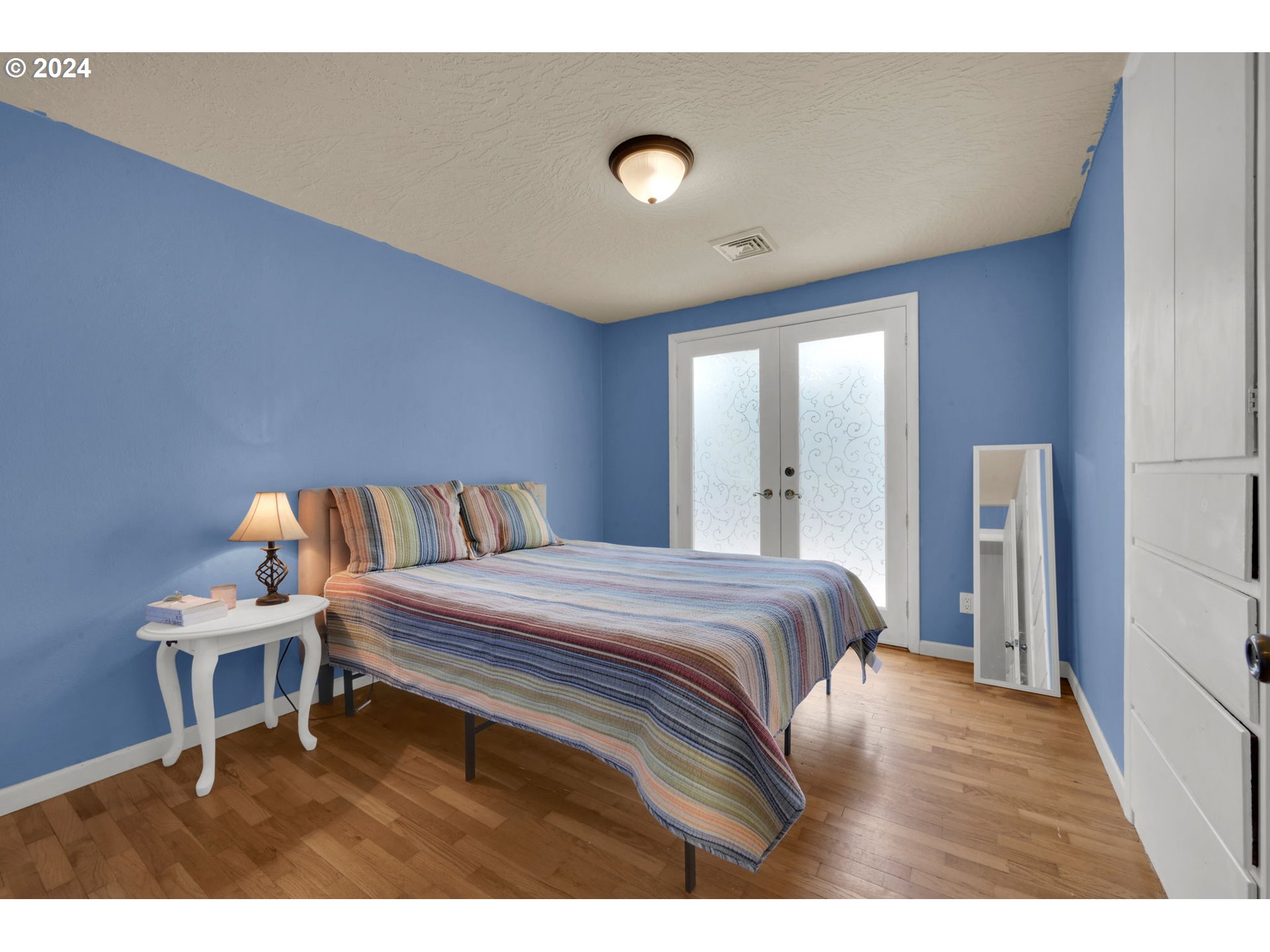750 66th Street Springfield, OR 97478 - Photo 25 of 41 a bedroom with a bed and a desk
