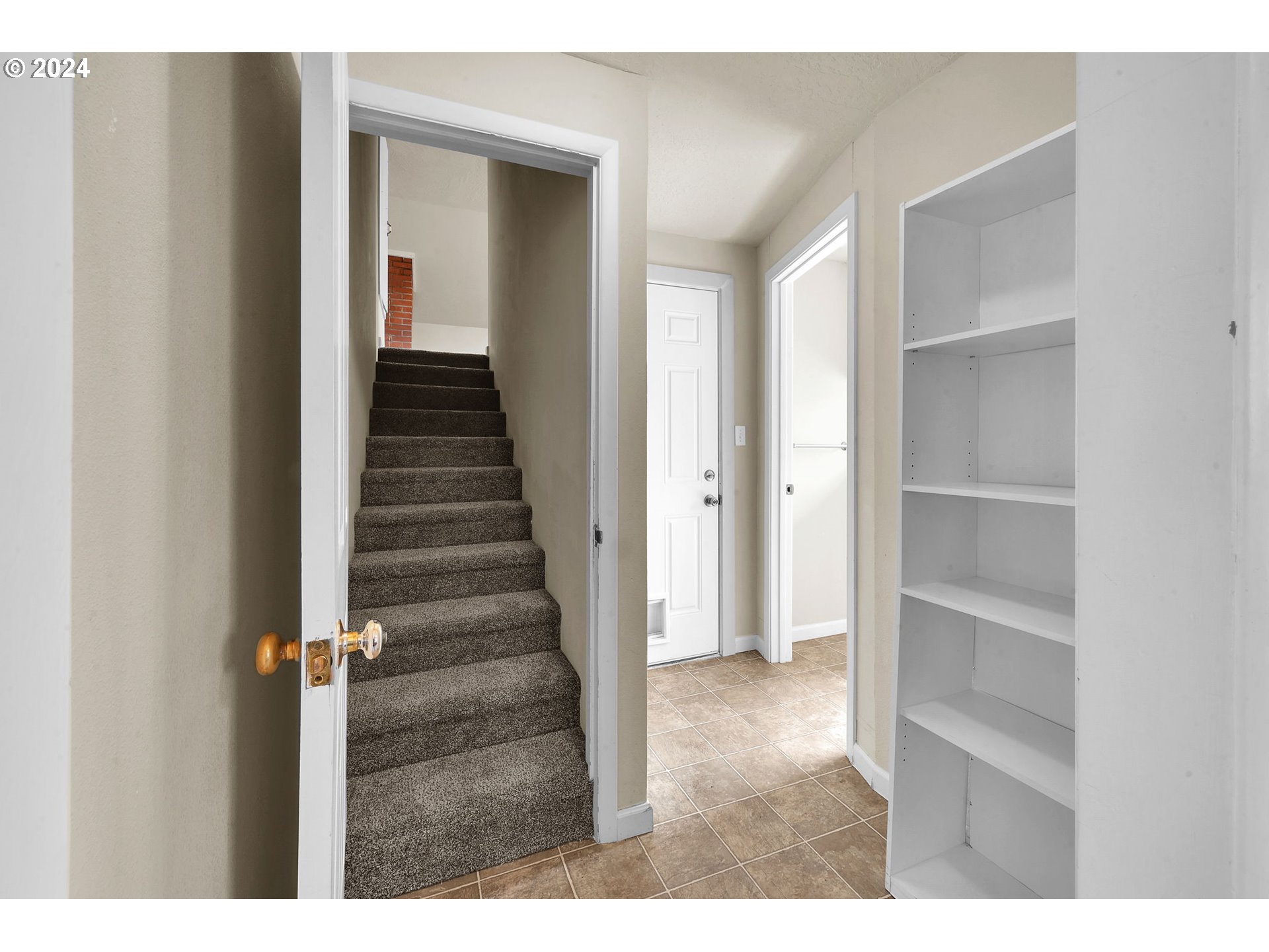750 66th Street Springfield, OR 97478 - Photo 31 of 41 a view of a hallway with wooden floor and entryway