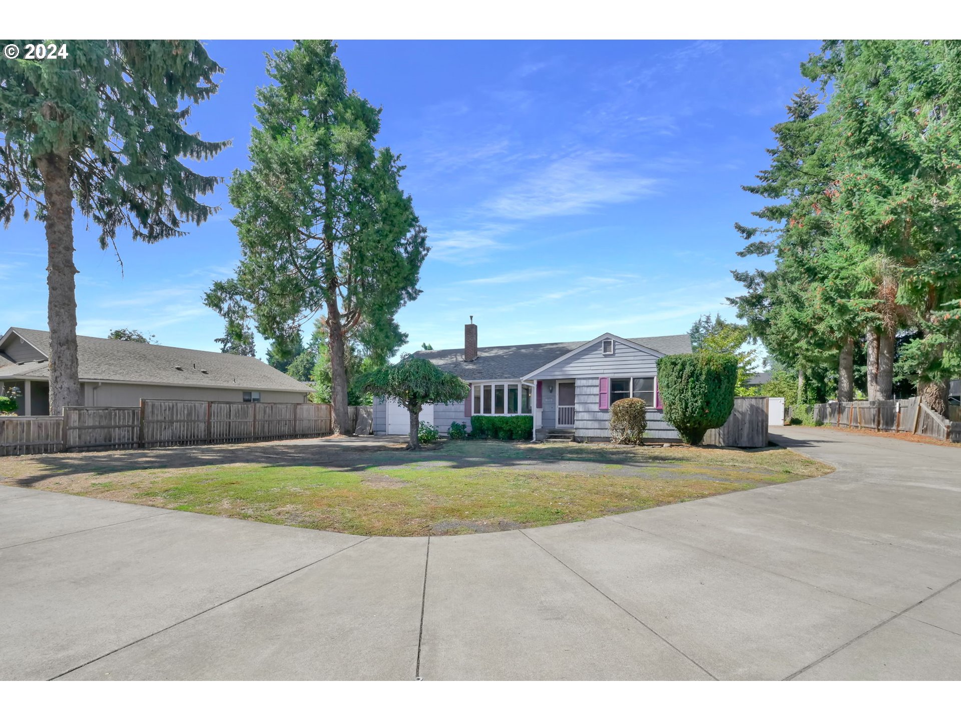 750 66th Street Springfield, OR 97478 - Photo 4 of 41 a view of a house with swimming pool and a yard