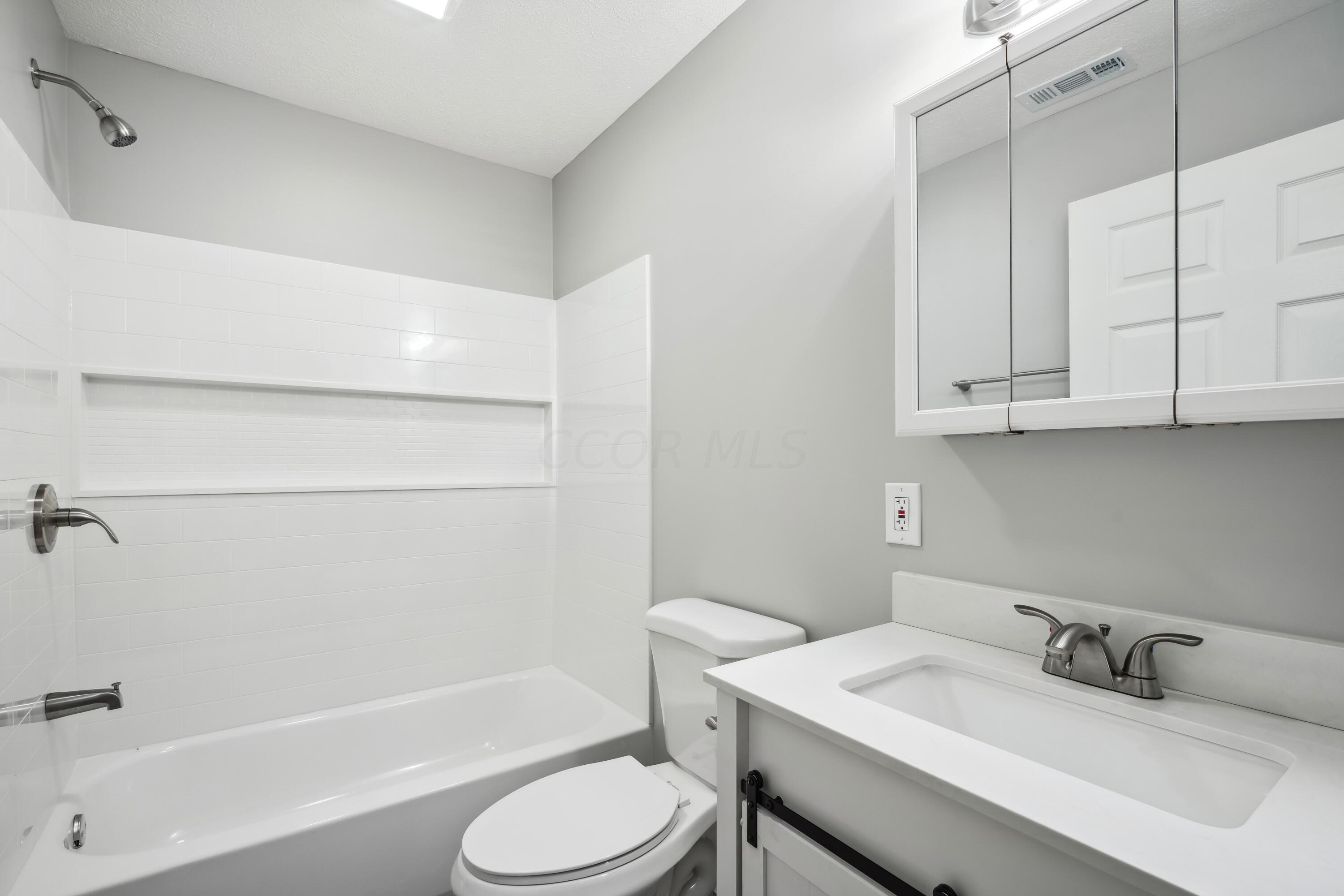 6705 Johnson Road Galloway, OH 43119 - Photo 16 of 30 On Suite Bath with quartz countertop vanity!