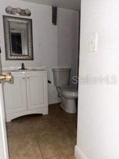 900 Lake Destiny Road, Unit B Altamonte Springs, FL 32714 - Photo 12 of 14 a bathroom with a toilet a sink and mirror