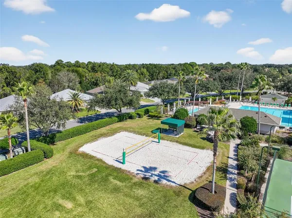 a view of a backyard