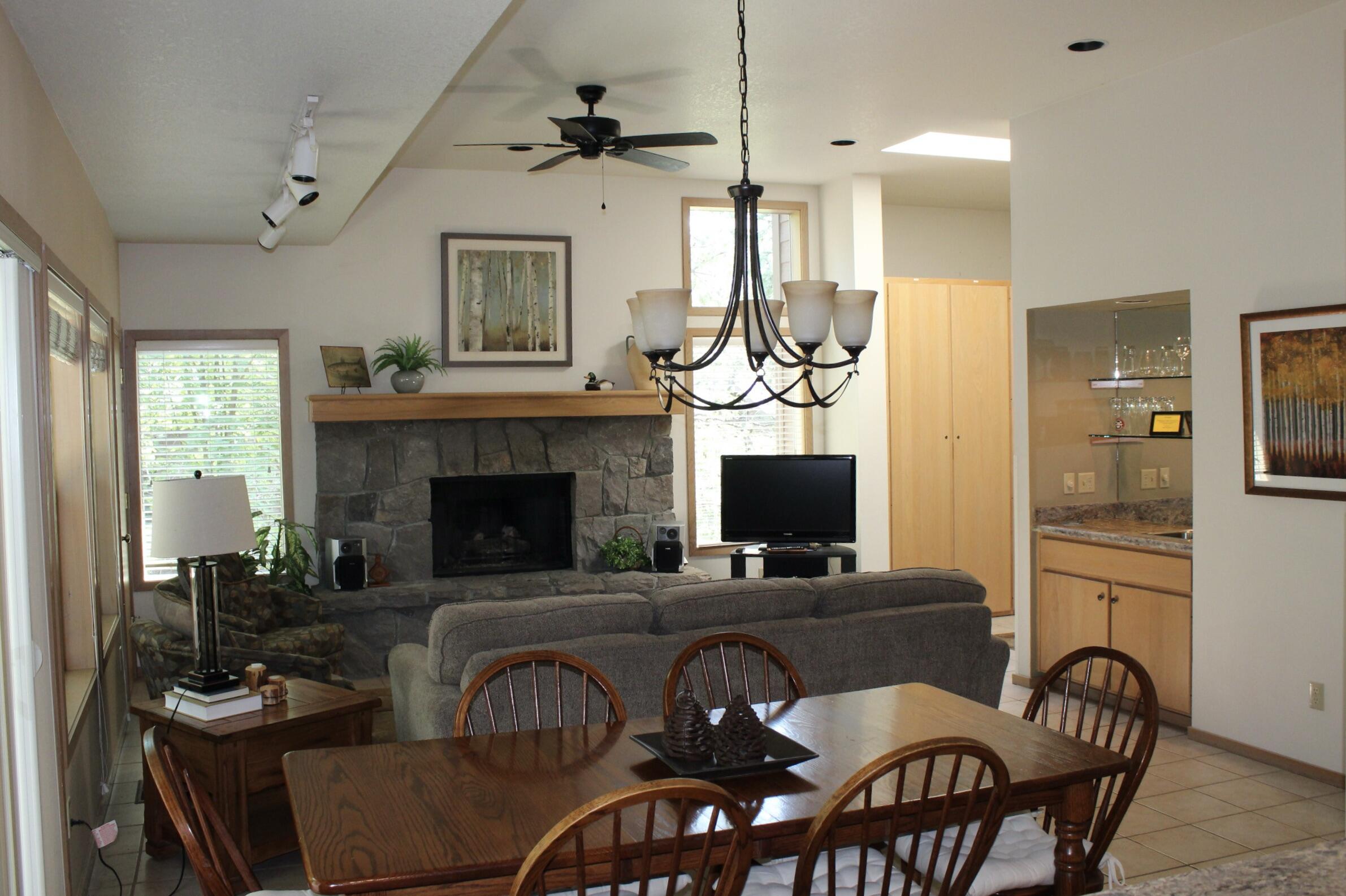 57327 Beaver Ridge Loop, Unit 6D1 Sunriver, OR 97707 - Photo 10 of 30 11-R6JPG