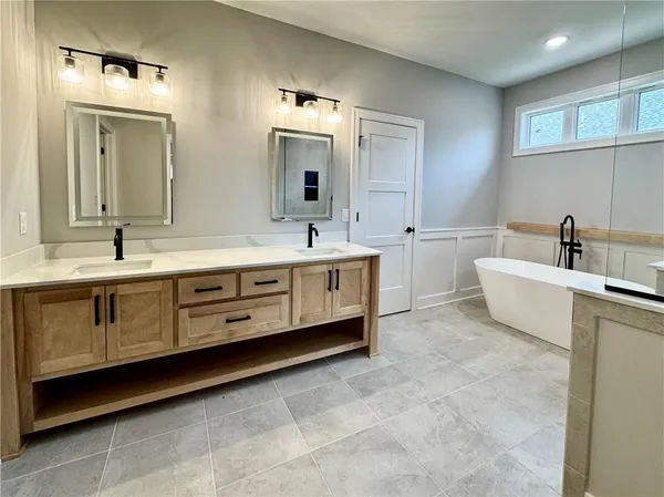 $699,900 | 5888 Northwest Black Oak Court, Parkville, MO 64152
