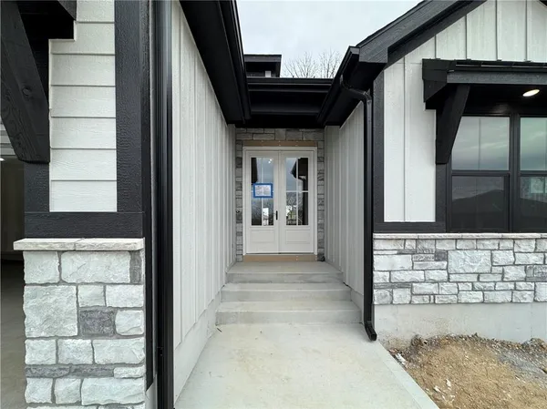 $699,900 | 5888 Northwest Black Oak Court, Parkville, MO 64152