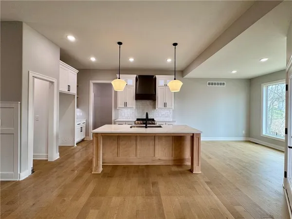 $699,900 | 5888 Northwest Black Oak Court, Parkville, MO 64152