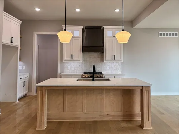 $699,900 | 5888 Northwest Black Oak Court, Parkville, MO 64152