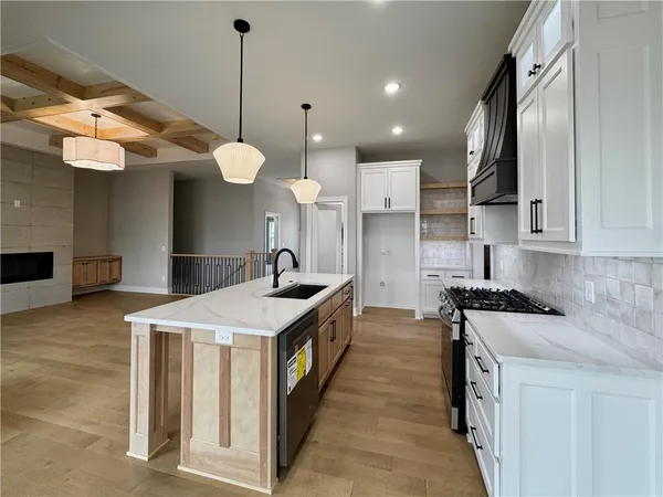$699,900 | 5888 Northwest Black Oak Court, Parkville, MO 64152