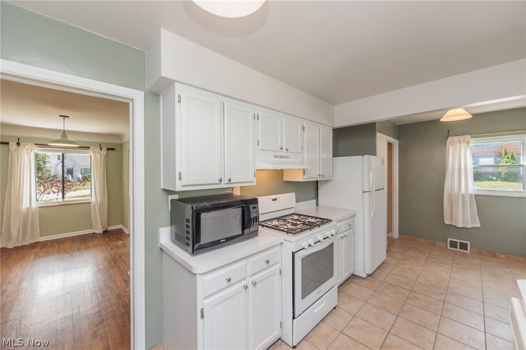 1284 Argonne Road Cleveland, OH 44121 - Photo 15 of 36